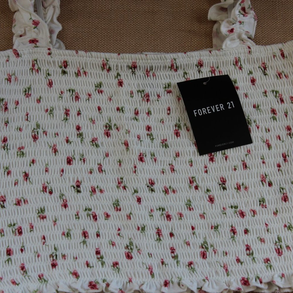 FOREVER 21 White Floral Crop Top Size Small